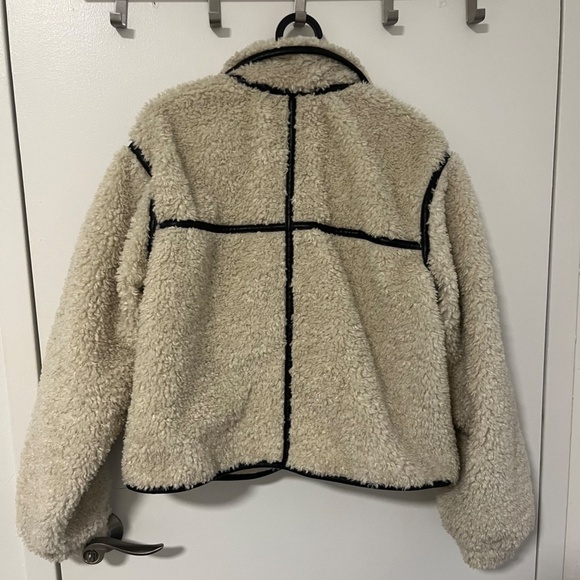 Hollister Faux Sherpa Jacket | XS (Oversized Fit) - Picture 3 of 3